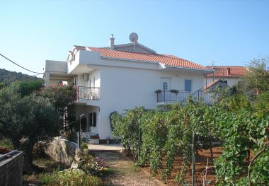Appartements Slaven - 50 m from beach: A1(4+2), A2(2+1), A3(4+1) Vinisce - Riviera de Trogir 