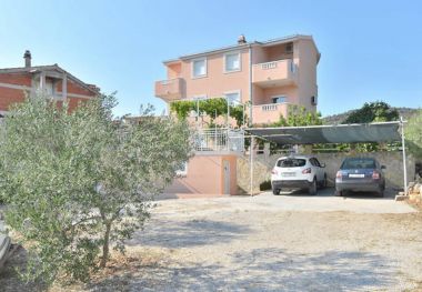 Appartements Josi - 150 m from sea: A1(4+1), A2(4+1), A4(4+1) Vinisce - Riviera de Trogir 