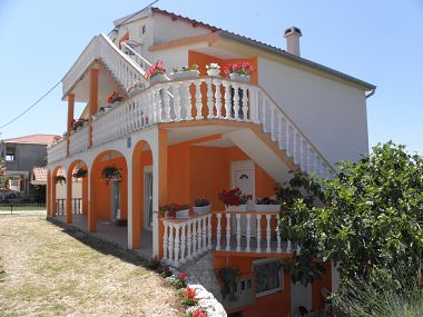 Appartements Zvone - 100 m from sea: A1(4+1), A2(4+1) Bibinje - Riviera de Zadar 