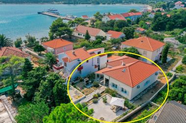 Maisons de vacances Ante - 30 m from beach: H(6+2) Ist (Île de Ist) - Riviera de Zadar  - Croatie 