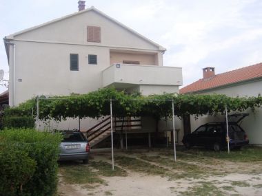 Appartements Slava - private parking: A1(6+1), A2(4+1) Nin - Riviera de Zadar 