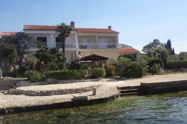 Appartements Andri - 5 m from the beach : A1(4), A2-donji(2+2) Petrcane - Riviera de Zadar 