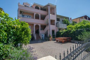 Appartements Marinka - with backyard; A1(4), A2(4) Zadar - Riviera de Zadar 