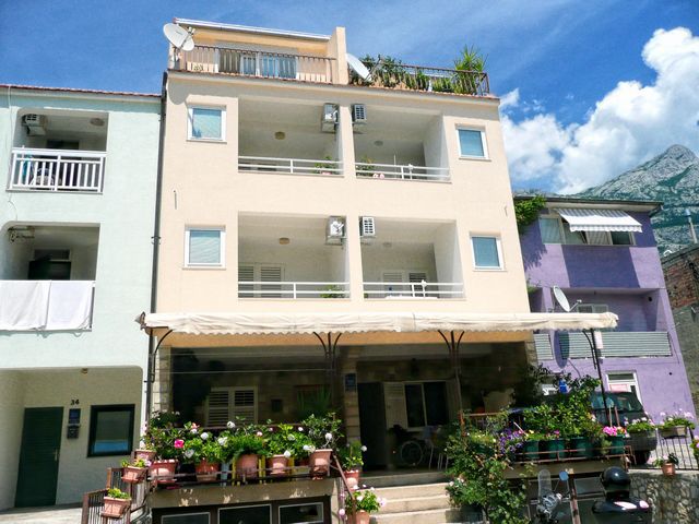 Appartements Ivica - 100m from the beach: SA1(2+1) ljubicasti, SA3(2) narancasti Makarska - Riviera de Makarska 