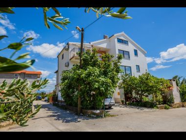 Appartements Milica - parking and garden: A1(6), SA2 gornji(2), SA3 donji(2), A4(2+1) Kastel Luksic - Riviera de Split 