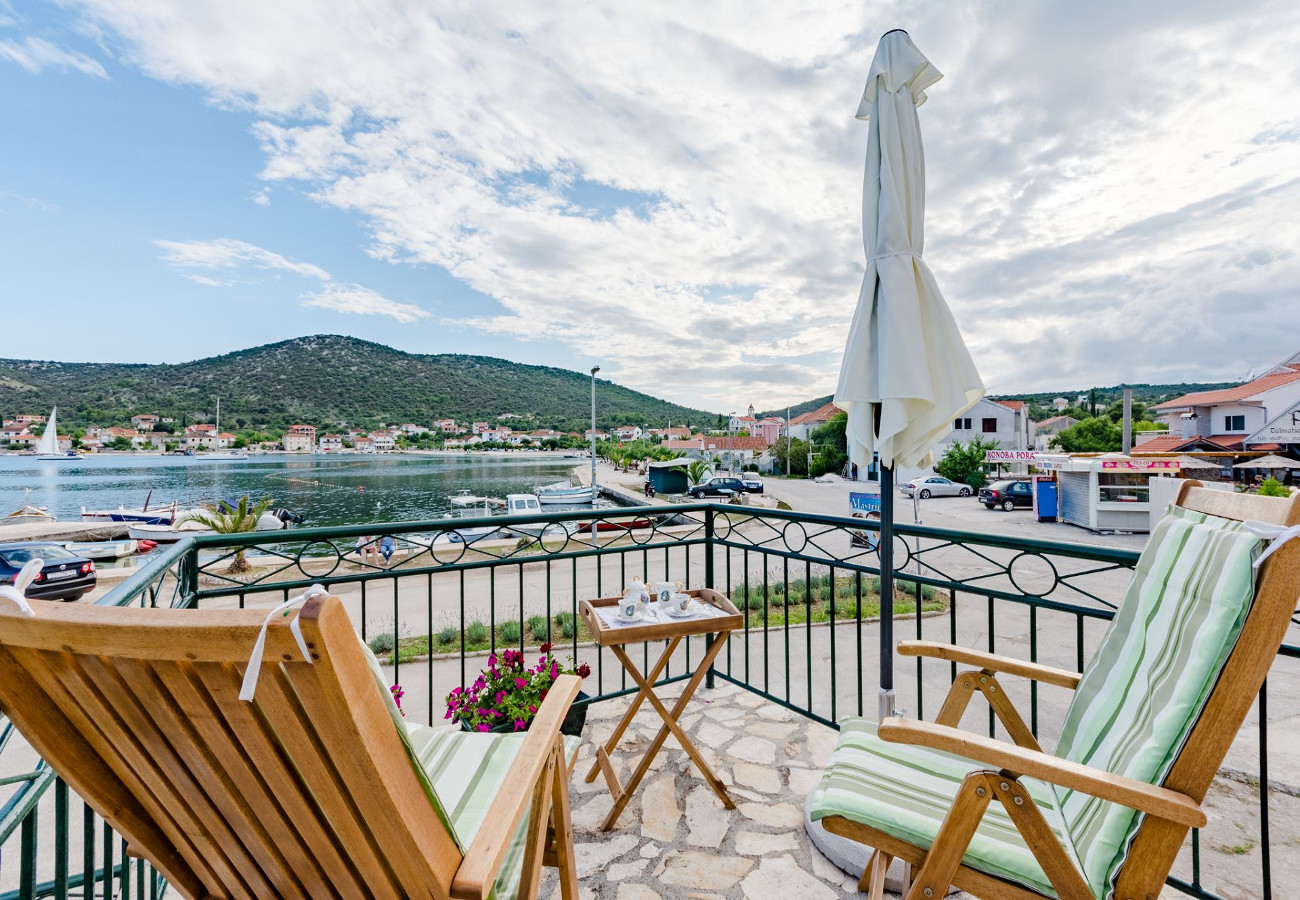 Maisons de vacances Dinko - 20 m from sea: H(4+1) Vinisce - Riviera de Trogir  - Croatie 